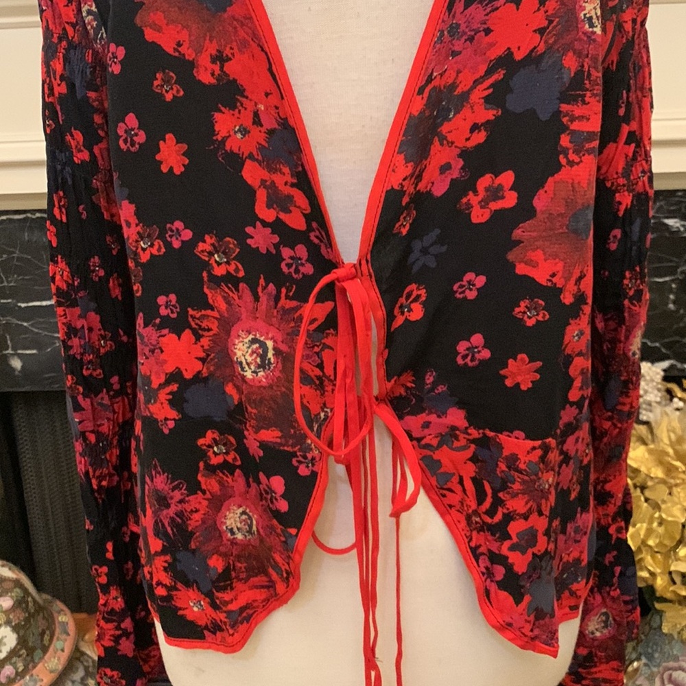 NWT “Free People” red/blk trim smocked sleeve top - Picture 2 of 7